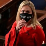 A deputada Marjorie Taylor Greene, R-Ga., fala antes que o ex-candidato presidencial republicano, o ex-presidente Donald Trump, chegue para fazer comentários sobre o código tributário e a produção no Johnny Mercer Theatre Civic Center, terça-feira, 24 de setembro de 2024, em Savannah, Geórgia.