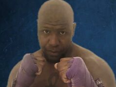 Lutador de MMA de Chicago, 31 anos, morre após sofrer lesão em luta local Um homem musculoso com mão roxa em posição de luta.