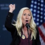 A deputada republicana da Geórgia, Marjorie Taylor Greene, disparou um discurso retórico sobre 'homens republicanos' e defendeu-a da decisão de renunciar, aludindo ao assassinato de Charlie Kirk, depois que uma personalidade de direita da Internet a incentivou a permanecer no Congresso (AP)