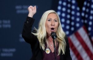 MTG faz um discurso extraordinário sobre Charlie Kirk, os homens republicanos e sua renúncia: ‘Foda-se’ A deputada republicana da Geórgia, Marjorie Taylor Greene, disparou um discurso retórico sobre 'homens republicanos' e defendeu-a da decisão de renunciar, aludindo ao assassinato de Charlie Kirk, depois que uma personalidade de direita da Internet a incentivou a permanecer no Congresso (AP)