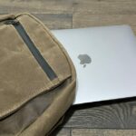 Viagem MacBook Air | Meu MBA deslizando em uma mochila