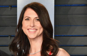 MacKenzie Scott doa US$ 17 milhões para a faculdade comunitária pública mais antiga de Oklahoma MacKenzie Scott é vista em 2018.