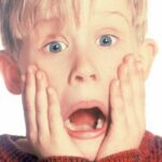 O ator norte-americano Macaulay Culkin chega ao American Music Awards 2018 em 9 de outubro de 2018, em Los Angeles, Califórnia. (Foto de Valerie MACON / AFP) (O crédito da foto deve ser VALERIE MACON/AFP/Getty Images)