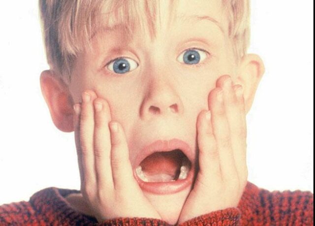 O ator norte-americano Macaulay Culkin chega ao American Music Awards 2018 em 9 de outubro de 2018, em Los Angeles, Califórnia. (Foto de Valerie MACON / AFP) (O crédito da foto deve ser VALERIE MACON/AFP/Getty Images)