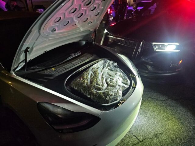 Maconha roubada encontrada em Tesla após o fim da perseguição UM