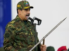 Maduro brande espada em comício enquanto protesta contra a “agressão imperialista” em meio às crescentes tensões com os EUA Maduro brande espada em comício enquanto protesta contra a “agressão imperialista” em meio às crescentes tensões com os EUA