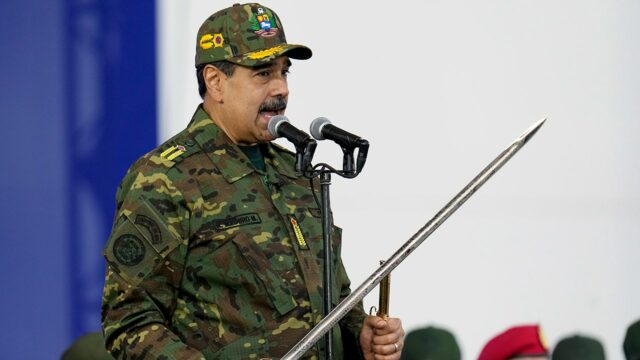 Maduro brande espada em comício enquanto protesta contra a “agressão imperialista” em meio às crescentes tensões com os EUA
