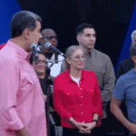 Maduro canta 'Imagine', de John Lennon, em comício enquanto navios de guerra dos EUA patrulham águas venezuelanas