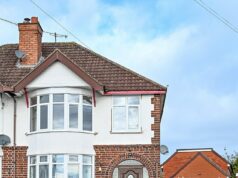 Mãe enfrenta a demolição de uma casa de jardim de dois andares no valor de £ 170.000 para uma filha deficiente porque ela não tinha permissão Clair Birch pediu permissão para um anexo de um quarto para substituir uma garagem - mas os vizinhos consideraram a nova construção uma 'monstruosidade'