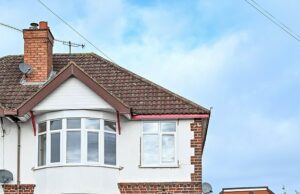 Mãe enfrenta a demolição de uma casa de jardim de dois andares no valor de £ 170.000 para uma filha deficiente porque ela não tinha permissão Clair Birch pediu permissão para um anexo de um quarto para substituir uma garagem - mas os vizinhos consideraram a nova construção uma 'monstruosidade'