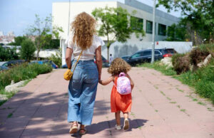 Mãe fica furiosa depois de descobrir que a sogra disse à filha de 11 anos que a faculdade não é uma meta “realista” GettyCrianças em uma sala de aula (imagem de banco de imagens)