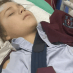 Mãe que bateu em menina de 12 anos fora da escola de Perth é presa