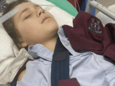 Mãe que bateu em menina de 12 anos fora da escola de Perth é presa Mãe que bateu em menina de 12 anos fora da escola de Perth é presa