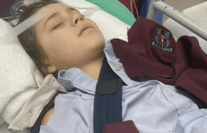 Mãe que bateu em menina de 12 anos fora da escola de Perth é presa Mãe que bateu em menina de 12 anos fora da escola de Perth é presa