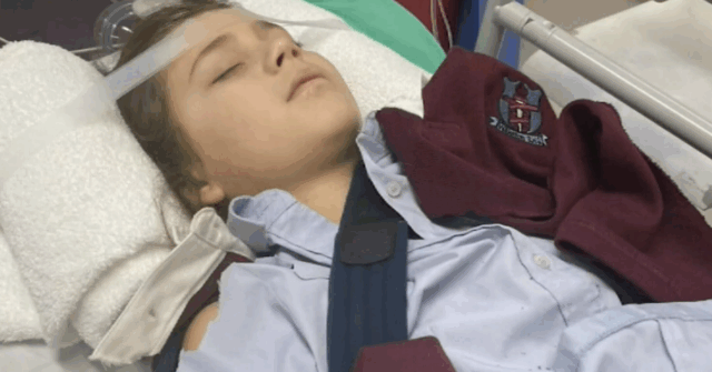 Mãe que bateu em menina de 12 anos fora da Mãe que bateu em menina de 12 anos fora da escola de Perth é presa