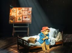 Magia da marmelada! Paddington The Musical é uma fofura fora de escala… PATRICK MARMION revê a noite de abertura no Savoy Theatre de Londres Insuportável: Paddington The Musical parece um acessório definido para ficar no topo da árvore do West End pelo previsível