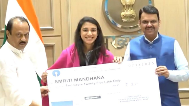 Maharashtra CM Devendra Fadnavis felicita jogadores do Time Índia Maharashtra CM Devendra Fadnavis felicita jogadores do Time Índia