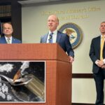 O procurador dos EUA no Distrito do Colorado, Peter McNeilly, anuncia a acusação de pessoas acusadas de trabalhar com uma organização mexicana de tráfico de drogas.