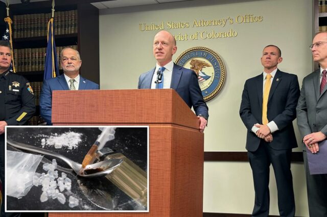 O procurador dos EUA no Distrito do Colorado, Peter McNeilly, anuncia a acusação de pessoas acusadas de trabalhar com uma organização mexicana de tráfico de drogas.