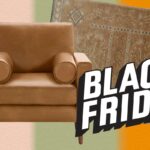 Quarto com cama de madeira clara, duas mesinhas de cabeceira, tapete e janelas amplas.