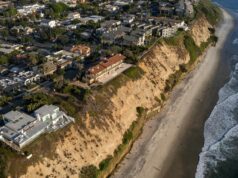Mais moradias na costa da Califórnia? Mudanças nesta agência poderosa sinalizam uma mudança pró-construção As ondas quebram perto de casas de praia em Malibu em 28 de dezembro de 2023. Foto de Damian Dovarganes, AP Photo