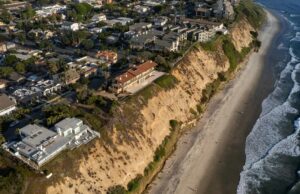 Mais moradias na costa da Califórnia? Mudanças nesta agência poderosa sinalizam uma mudança pró-construção As ondas quebram perto de casas de praia em Malibu em 28 de dezembro de 2023. Foto de Damian Dovarganes, AP Photo