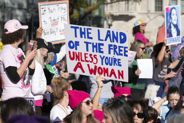 Mais mulheres do que nunca querem dar o fora da ARQUIVO - Enquanto torcedores entram no Boston Garden, um homem segura uma placa na calçada antes do jogo de hóquei do campeonato 4 Nations Face-Off entre Estados Unidos e Canadá, em fevereiro de 2019. 20 de outubro de 2025, em Boston. (Foto AP / Charles Krupa, arquivo)