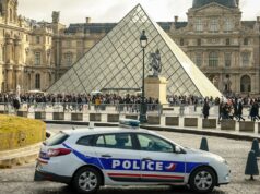 Mais quatro presos em roubo de joias do Louvre, dizem autoridades Mais quatro presos em roubo de joias do Louvre, dizem autoridades