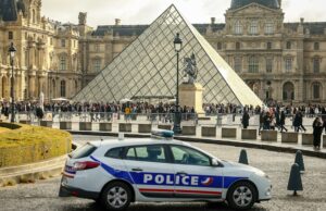 Mais quatro presos em roubo de joias do Louvre, dizem autoridades Mais quatro presos em roubo de joias do Louvre, dizem autoridades