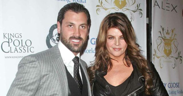 Maks Chmerkovskiy reage a 'DWTS' In Memoriam Tribute to Kirstie Maks Chmerkovskiy relembra Kirstie Alley dizendo que estava seduzindo durante o ensaio