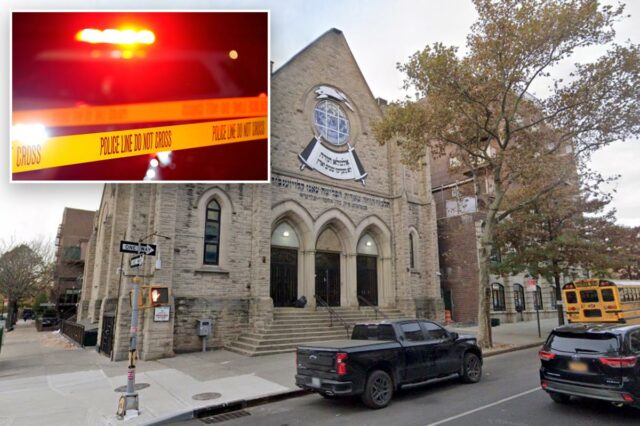 Maluco habilidoso ataca três mulheres durante uma farra de 5 Uma sinagoga de pedra com texto hebraico acima de suas três entradas em arco, um grande vitral redondo e uma rua com carros estacionados na frente.