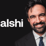 Zohran Mamdani de terno e gravata está contra um fundo preto ao lado de um grande texto branco que diz “Kalshi”. Mamdani cita previsões de Kalshi em meio ao aumento rumo à vitória do prefeito de Nova York