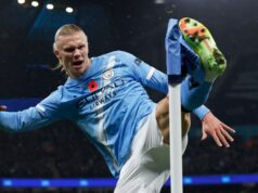 Man City derrota o Liverpool por 3 a 0 e diminui a diferença com o líder da Premier League, o Arsenal MANCHESTER, INGLATERRA - 09 DE NOVEMBRO: Pep Guardiola, técnico do Manchester City, comemora o primeiro gol de seu time, marcado por Erling Haaland do Manchester City durante a partida da Premier League entre Manchester City e Liverpool no Etihad Stadium em 09 de novembro de 2025 em Manchester, Inglaterra. (Foto de Michael Regan/Getty Images)