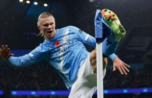 Man City derrota o Liverpool por 3 a 0 e diminui a diferença com o líder da Premier League, o Arsenal MANCHESTER, INGLATERRA - 09 DE NOVEMBRO: Pep Guardiola, técnico do Manchester City, comemora o primeiro gol de seu time, marcado por Erling Haaland do Manchester City durante a partida da Premier League entre Manchester City e Liverpool no Etihad Stadium em 09 de novembro de 2025 em Manchester, Inglaterra. (Foto de Michael Regan/Getty Images)