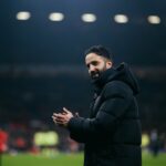 Bruno Fernandes aplaude os adeptos do Manchester United.