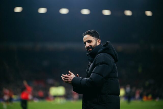 Bruno Fernandes aplaude os adeptos do Manchester United.