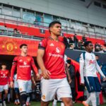 Diego Leon saindo para treinar no Manchester United.