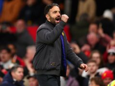 Manchester United anuncia onze inicial confirmado para enfrentar o Everton Jogadores do Manchester United comemoram gol