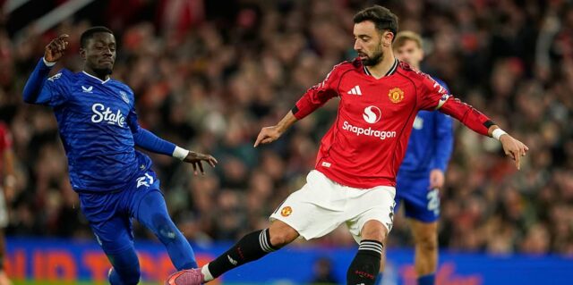 Manchester United x Everton - Premier League AO VIVO: último placar e atualizações quando Idrissa Gueye é expulso por bater em seu próprio companheiro de equipe no início caótico do confronto em Old Trafford
