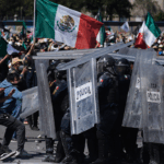 Manifestantes atacam a polícia e rompem barreira no Palácio Nacional do México durante manifestação contra a violência do cartel