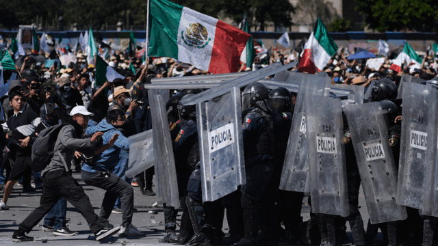 Manifestantes atacam a polícia e rompem barreira no Palácio Nacional do México durante manifestação contra a violência do cartel
