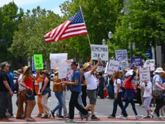 Manifestantes da Bay Area comemoram seu papel na vitória da Proposição 50 Milhares de manifestantes participam do protesto No Kings em Oakland no sábado, 18 de outubro de 2025. A marcha começou no Wilma Chan Park e terminou no anfiteatro Lake Merritt, onde a prefeita de Oakland, Barbara Lee, a congressista Lateefah Simon e outros membros da comunidade fizeram discursos. (Ray Chavez/Grupo de Notícias da Bay Area)