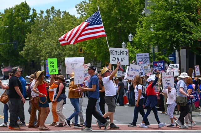 Manifestantes da Bay Area comemoram seu papel na vitória da Milhares de manifestantes participam do protesto No Kings em Oakland no sábado, 18 de outubro de 2025. A marcha começou no Wilma Chan Park e terminou no anfiteatro Lake Merritt, onde a prefeita de Oakland, Barbara Lee, a congressista Lateefah Simon e outros membros da comunidade fizeram discursos. (Ray Chavez/Grupo de Notícias da Bay Area)