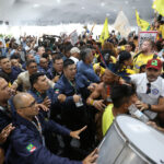 Manifestantes indígenas invadem cúpula do clima COP30 no Brasil