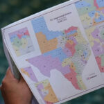 ARQUIVO - Os manifestantes se reúnem na rotunda do lado de fora da Câmara da Câmara no Capitólio do Texas enquanto os legisladores debatem um mapa redesenhado do Congresso dos EUA no Texas durante uma sessão especial, 20 de agosto de 2025, em Austin, Texas. (Foto AP / Eric Gay, Arquivo)