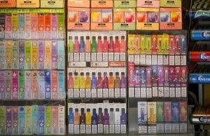 Mapeado: redutos do tabagismo na Grã-Bretanha onde as taxas subiram – apesar dos vapes terem ultrapassado os cigarros De acordo com os números, o consumo de cigarros eletrónicos continuou a ser mais elevado entre as pessoas com idades compreendidas entre os 16 e os 24 anos, com 13 por cento a utilizarem cigarros eletrónicos diariamente ou ocasionalmente.