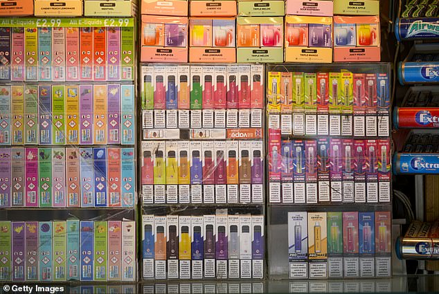 Mapeado: redutos do tabagismo na Grã-Bretanha onde as taxas subiram De acordo com os números, o consumo de cigarros eletrónicos continuou a ser mais elevado entre as pessoas com idades compreendidas entre os 16 e os 24 anos, com 13 por cento a utilizarem cigarros eletrónicos diariamente ou ocasionalmente.