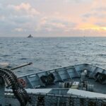 O convés do HMS Severn está voltado para a corveta russa RFN Stoikiy, na costa do Reino Unido