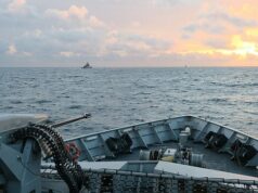 Marinha Real intercepta navio de guerra russo no Canal da Mancha enquanto o Ministério da Defesa confirma ‘operação 24 horas por dia’ lidando com os navios de Putin O convés do HMS Severn está voltado para a corveta russa RFN Stoikiy, na costa do Reino Unido