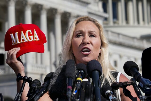 A deputada Marjorie Taylor Greene, R-Ga., fala em um comício do candidato presidencial republicano, o ex-presidente Donald Trump, domingo, 9 de junho de 2024, em Las Vegas. (Foto AP/John Locher)